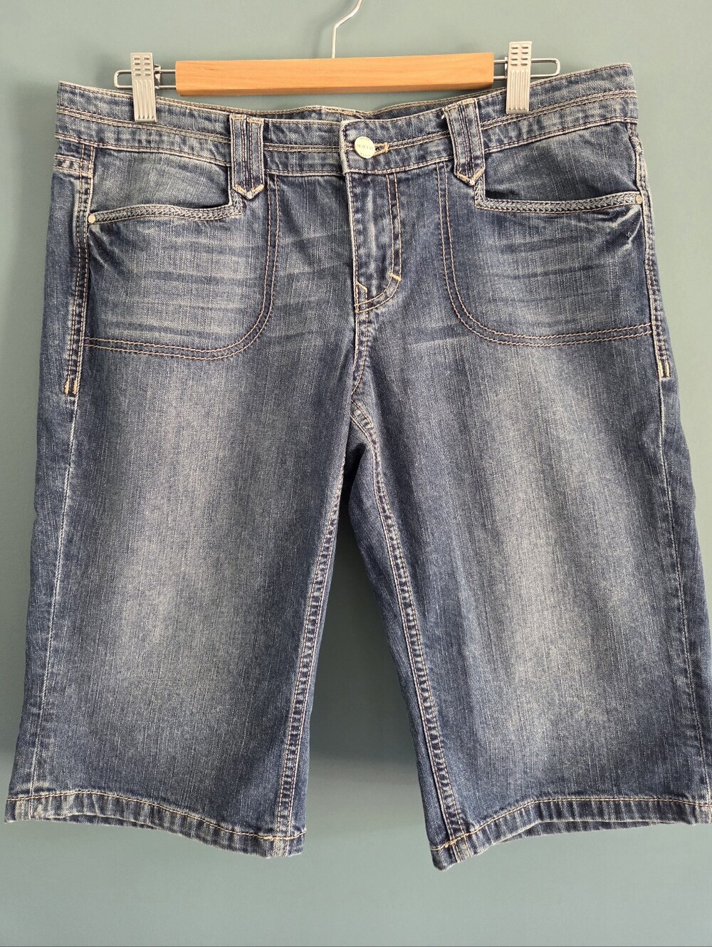 WHITE HOUSE BLACK MARKET Noir Denim Knee Length Bermudas | Size 10